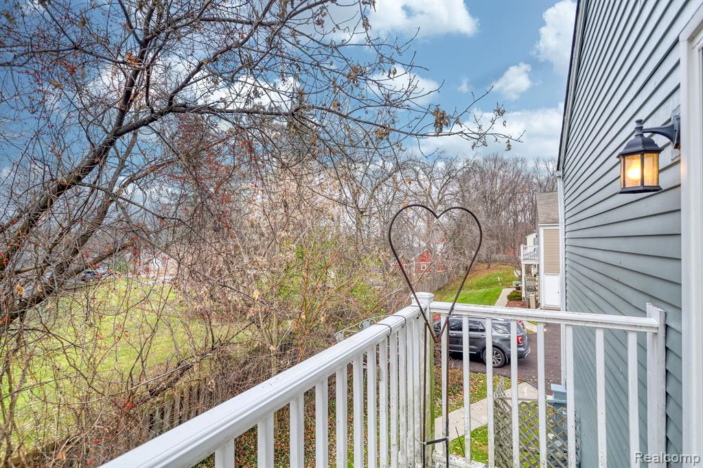 381 NEPTUNE Drive, Walled Lake, MI 48390 — Photo 4