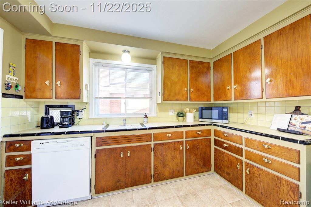 9338 Colorado Street, Livonia, MI 48150 — Photo 14