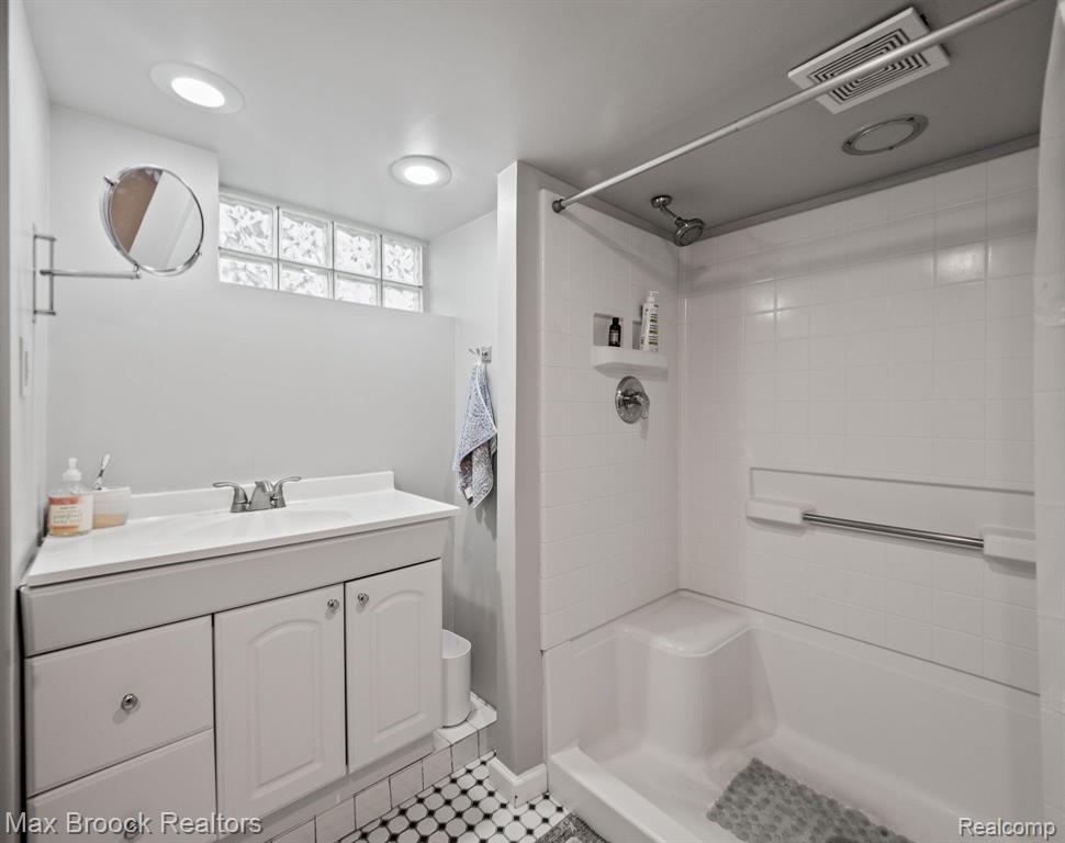 913 MAPLEGROVE Avenue, Royal Oak, MI 48067 — Photo 15