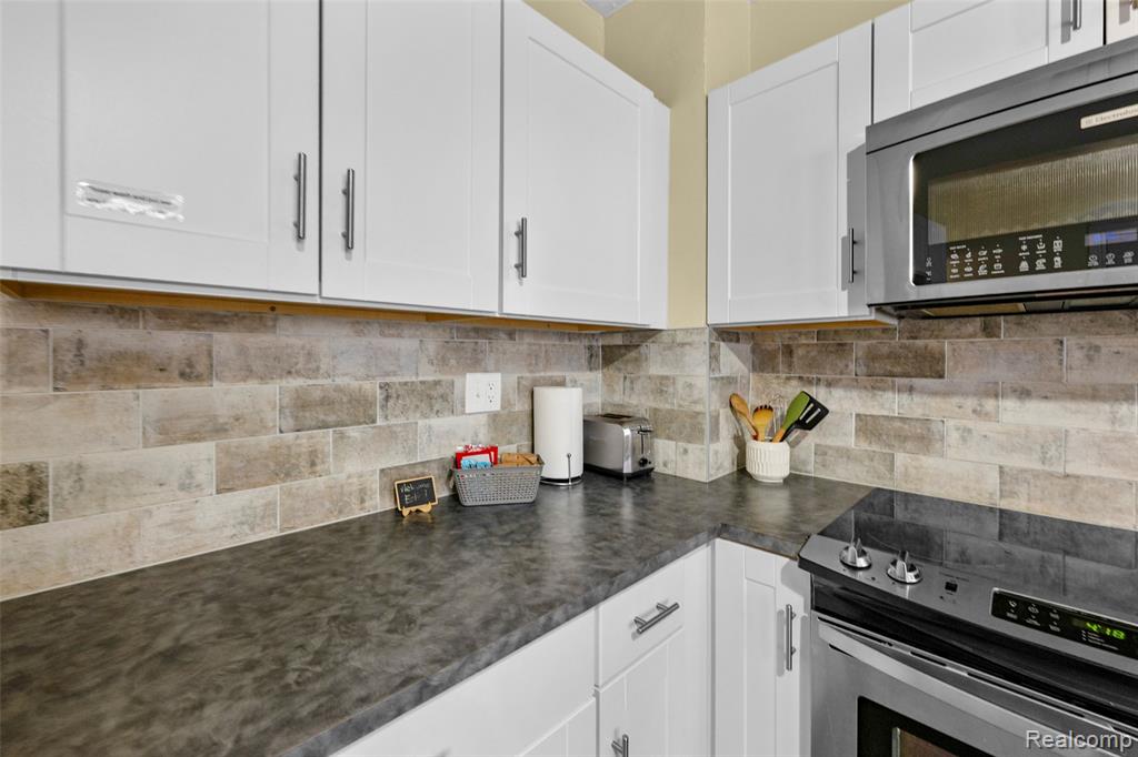 2257 Hewitt Street, Hamtramck, MI 48212 — Photo 37