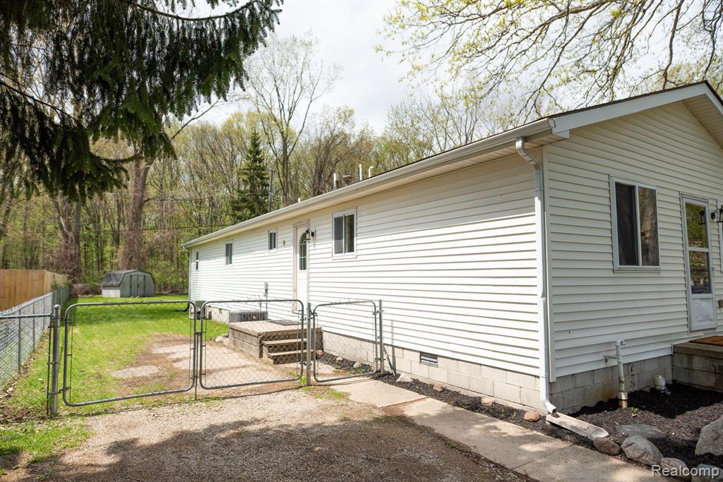 9114 ISLAND Drive, Clay, MI 48001 — Photo 3