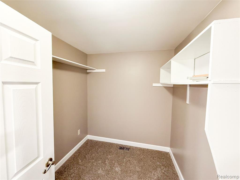 942 Linden Way, Auburn Hills, MI 48326 — Photo 12