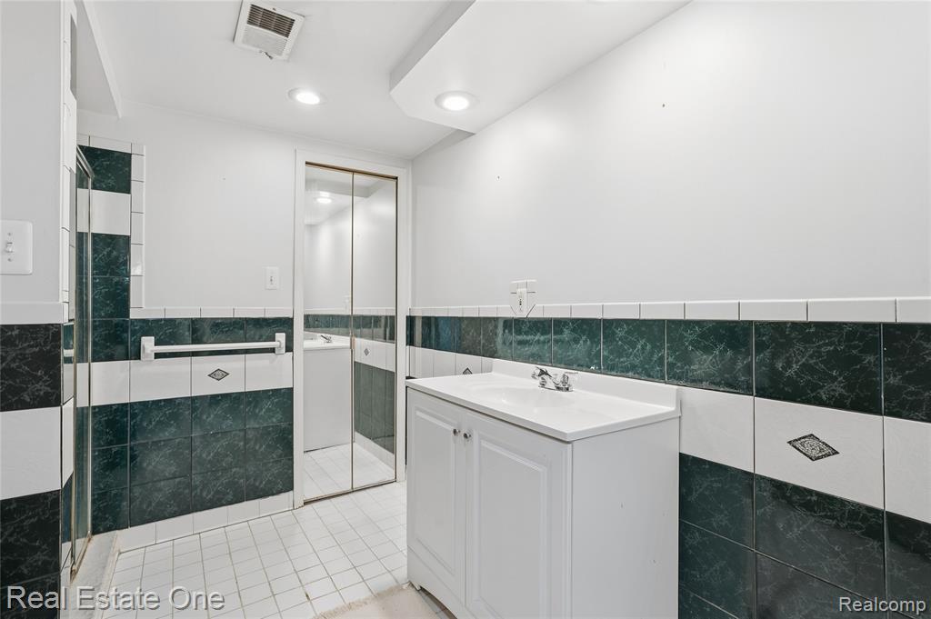 8422 Robindale Avenue, Dearborn Heights, MI 48127 — Photo 22