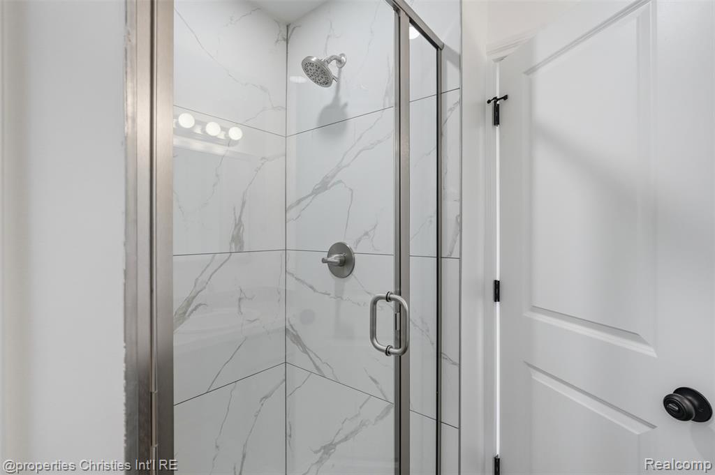27828 Groveland Street, Madison Heights, MI 48071 — Photo 18