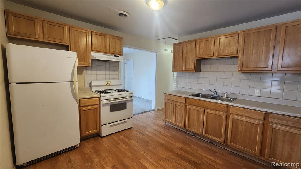 585 E Harwood Avenue, Madison Heights, MI 48071 — Photo 15