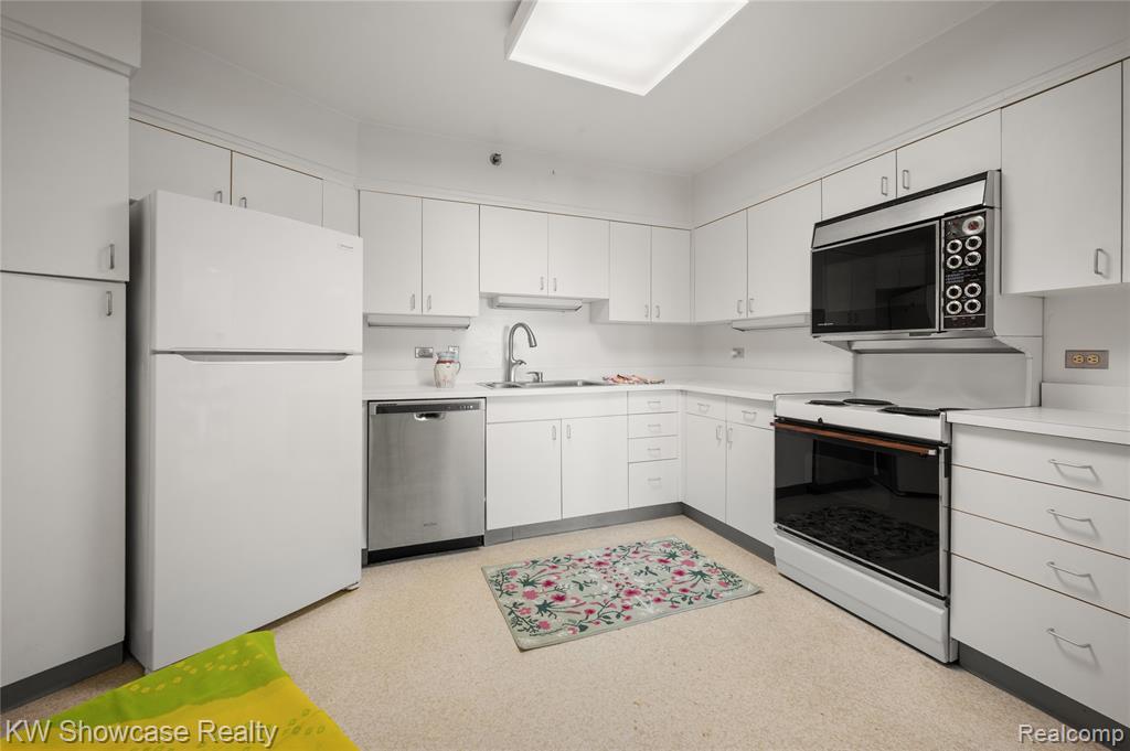 5000 Town Center Center, 703, Southfield, MI 48075 — Photo 19