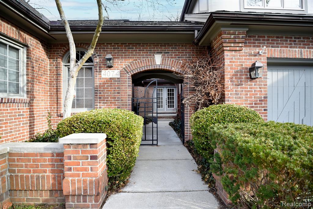 4074 Cranbrook Court, Bloomfield Hills, MI 48301 — Photo 2