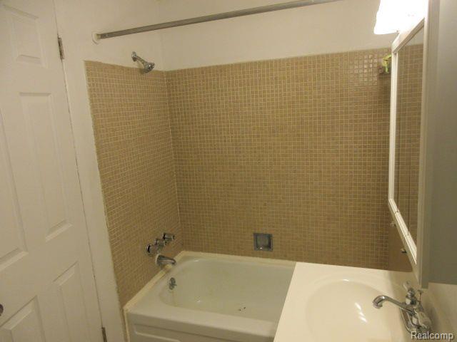 31831 GRAND RIVER Avenue, Farmington, MI 48336 — Photo 9