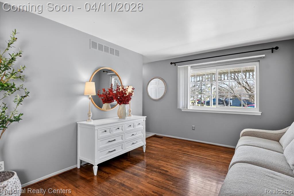 594 Worchester Street, Westland, MI 48186 — Photo 8
