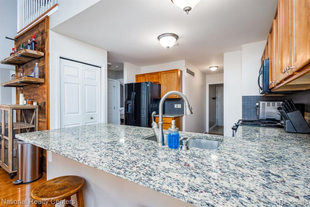 4024 RAVENSFIELD Drive, Canton, MI 48188 — Photo 8