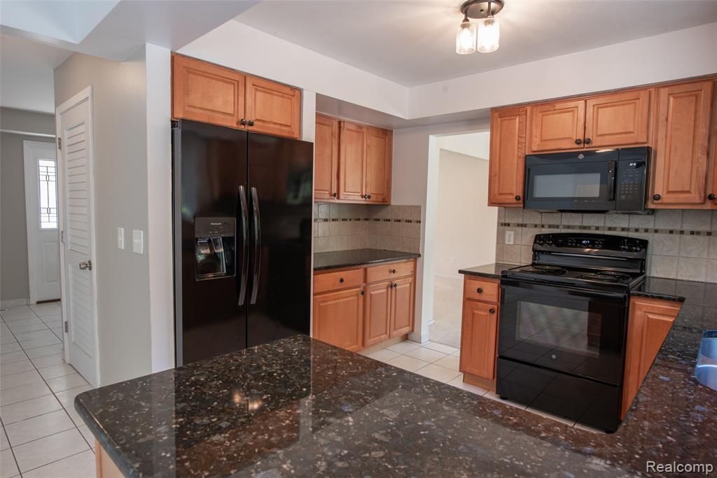 7337 Oak Tree Drive, West Bloomfield, MI — Photo 11