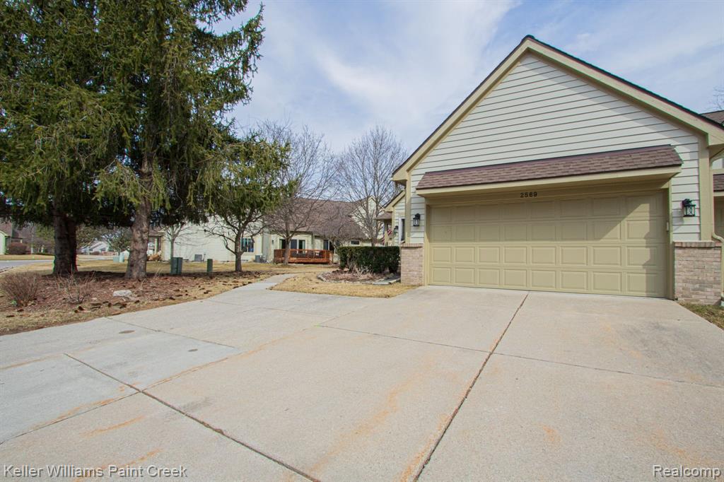 2569 MAPLE FOREST Drive, Wixom, MI 48393 — Photo 4