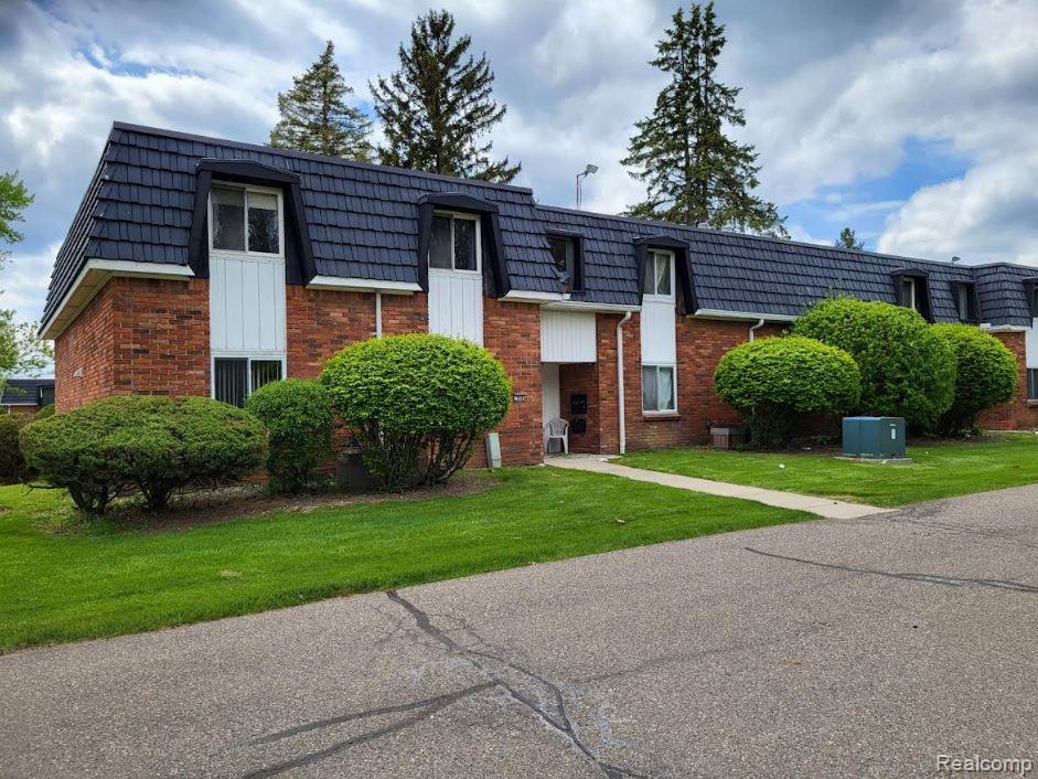 1844 Colonial Village Way, 3, Waterford, MI 48328 — front exterior