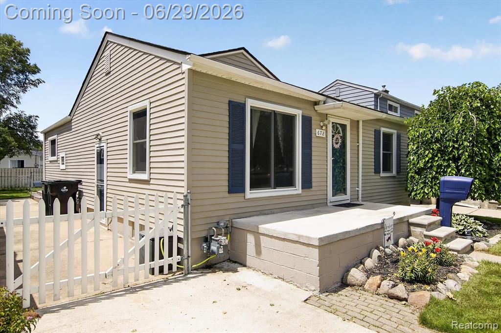 672 8th Street, Wyandotte, MI 48192 — Photo 2