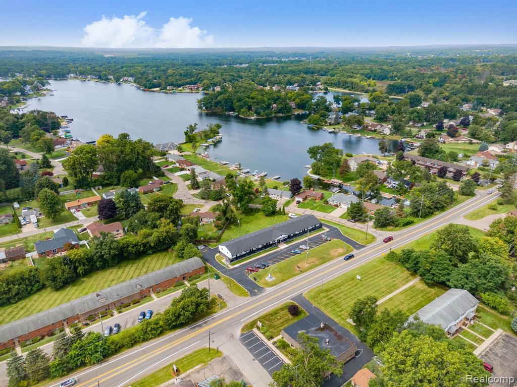 2475 S COMMERCE Road, Wolverine Lake, MI 48390