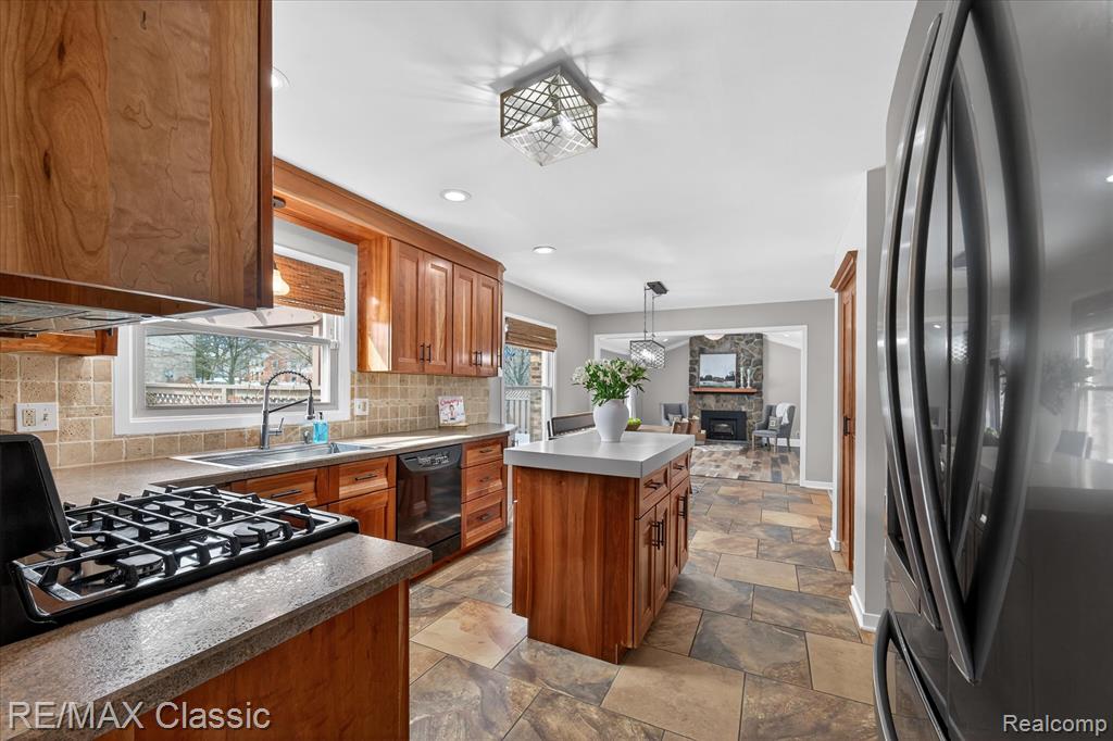 9377 Pineview Drive, Plymouth, MI 48170 — Photo 8