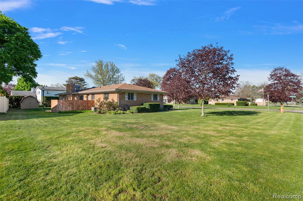 15 Pleasant Lake Drive, Waterford, MI 48327 — Photo 50