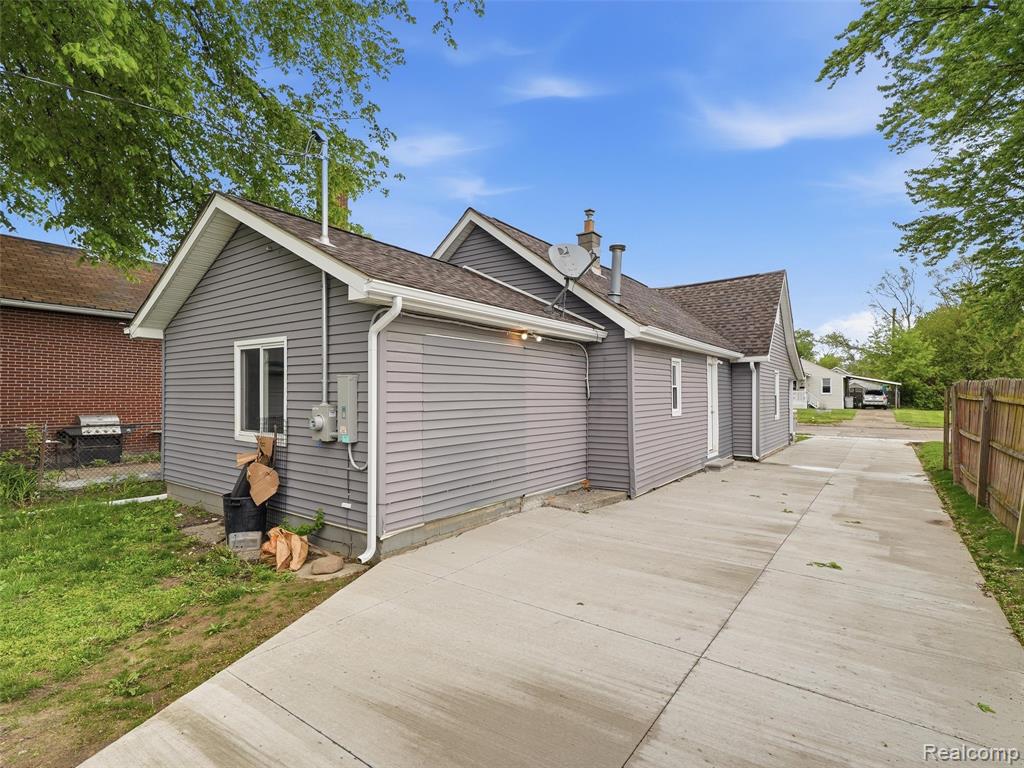 23449 Carlisle Avenue, Hazel Park, MI 48030 — Photo 33