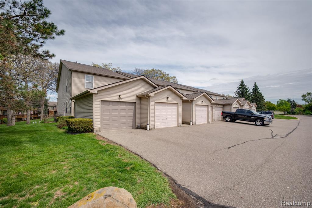 5026 Harbor Oak Drive, Waterford, MI 48329 — front exterior