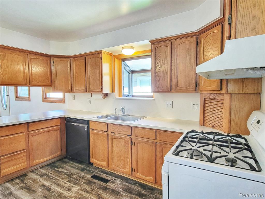 712 Wolverine Drive, Wolverine Lake, MI 48390 — Photo 29