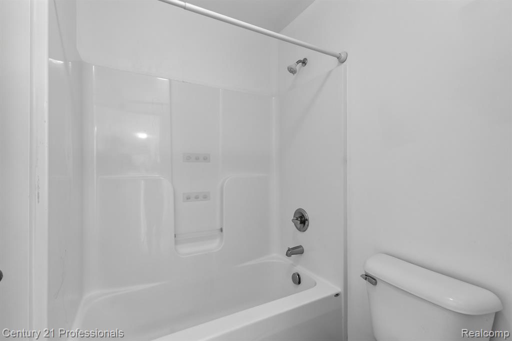 2042 Decker Road, Walled Lake, MI 48390 — Photo 36