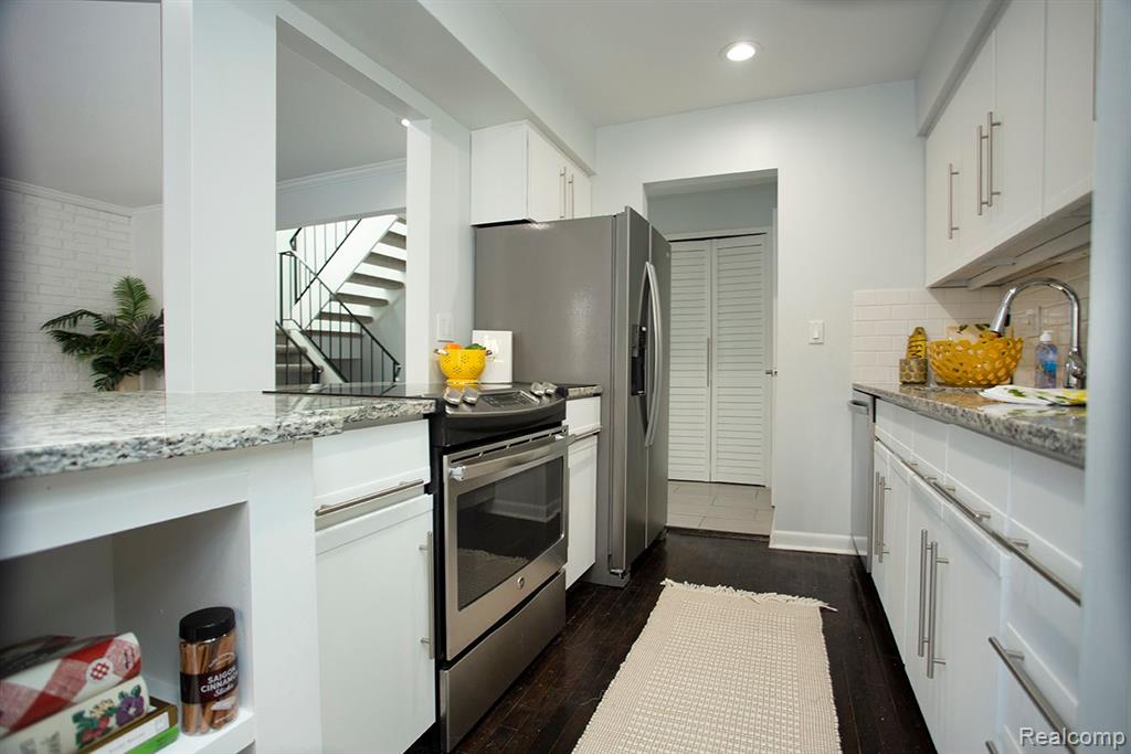 984 STRATFORD Lane E, Bloomfield Hills, MI 48304 — Photo 10