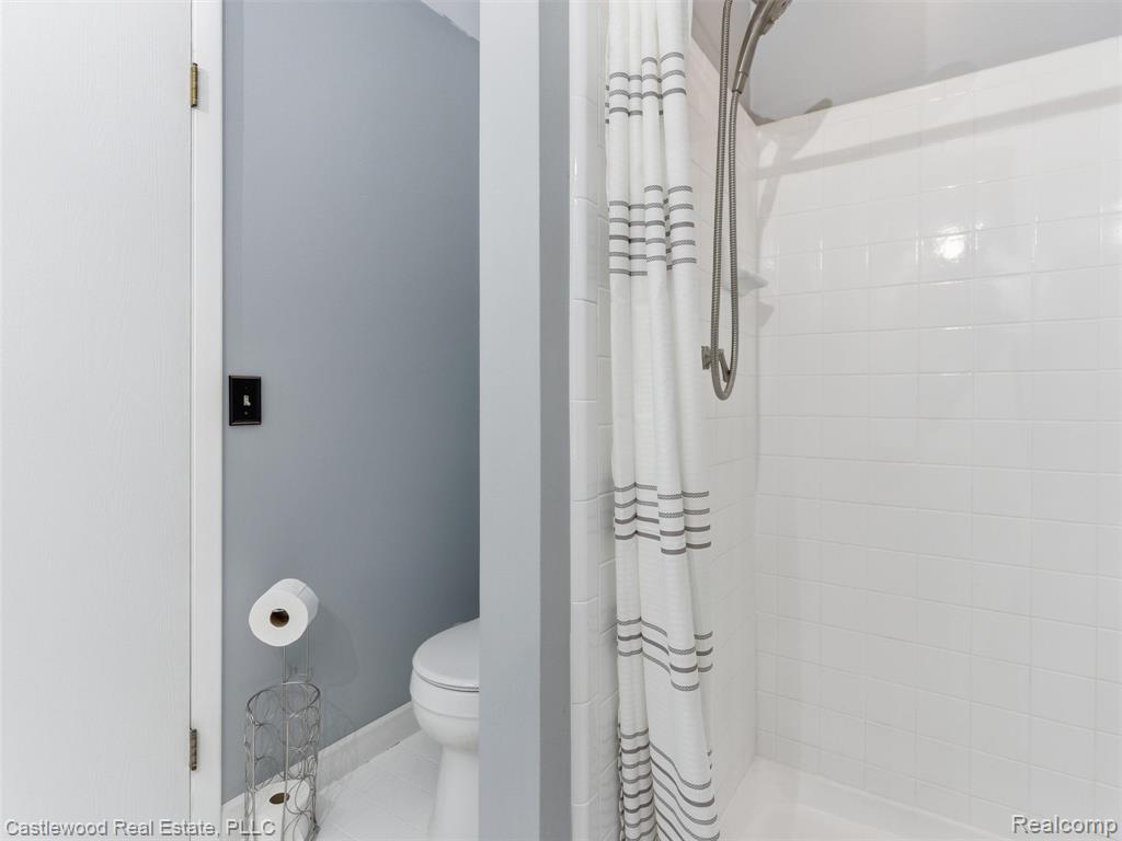 5868 Shore Court, Clarkston, MI — Photo 28