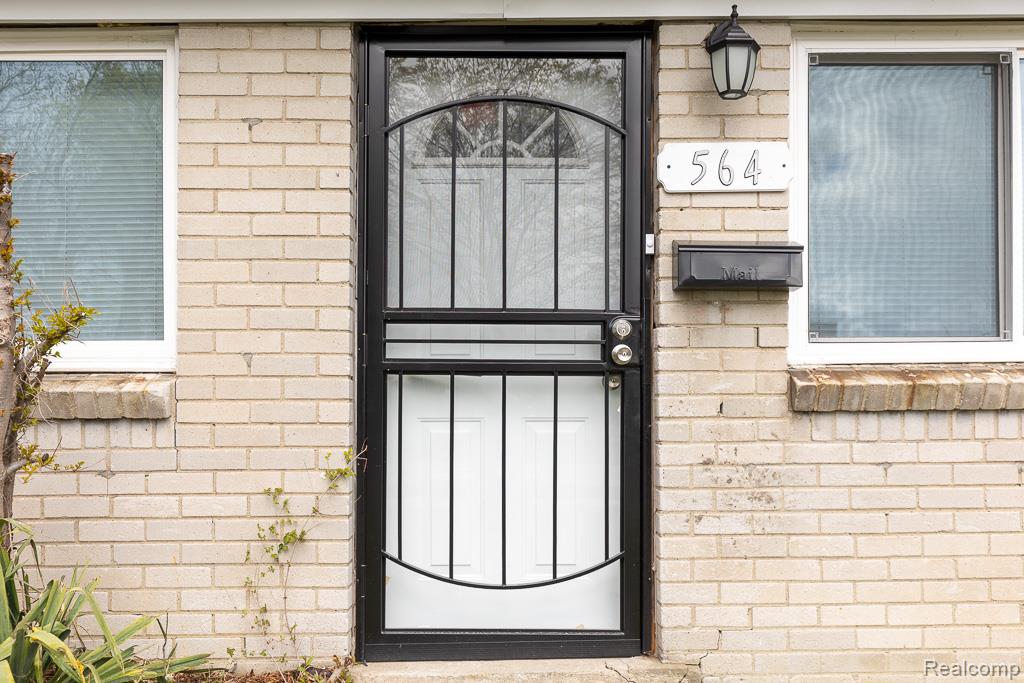 564 Marquette Drive, Detroit, MI 48214 — Photo 4