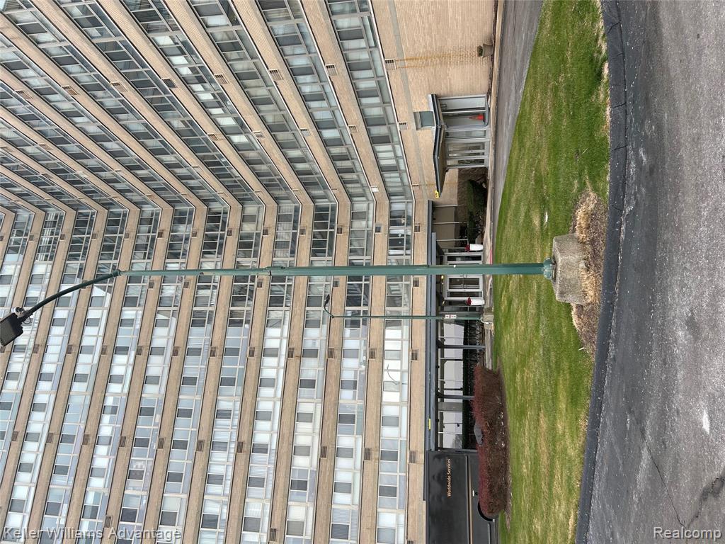 8900 E Jefferson Avenue, 323, Detroit, MI 48214