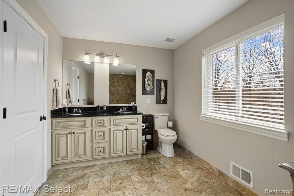 9212 HIDDEN OAKS Drive, Grand Blanc, MI 48439 — Photo 17