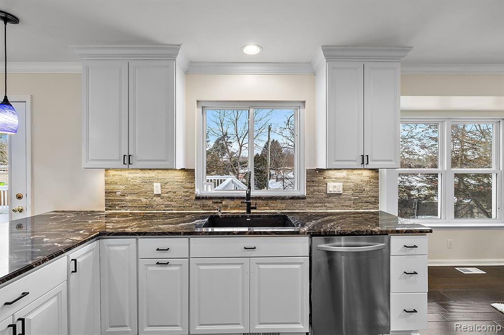 708 Oak View Ln, Milford, MI 48381 — Photo 35