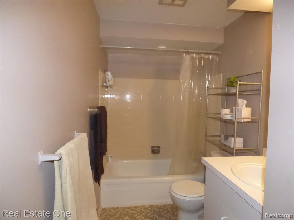 108 Princeton Drive, South Lyon, MI 48178 — Photo 10