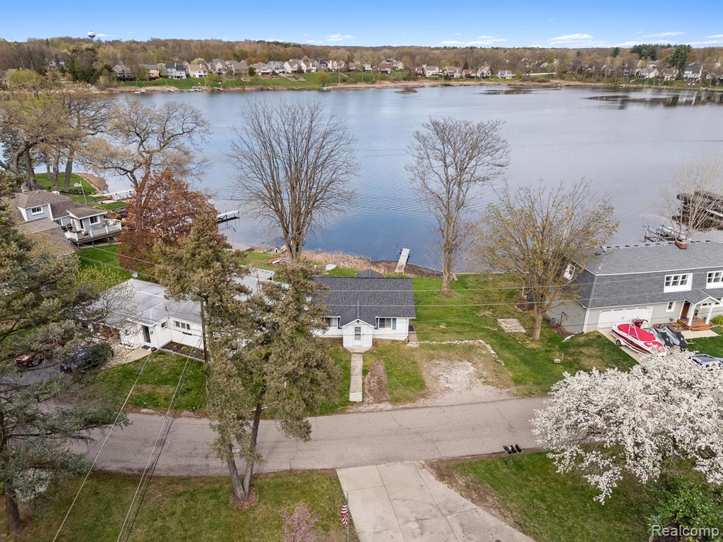 490 Chicago Drive, Howell, MI 48843 — Photo 2