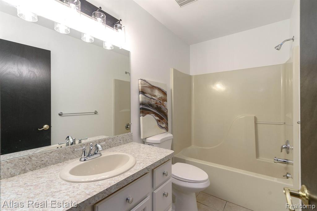344 WOODLAND Drive, Saline, MI 48176 — Photo 32