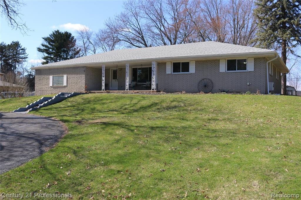 650 Longford Drive, Rochester Hills, MI 48309 — front exterior