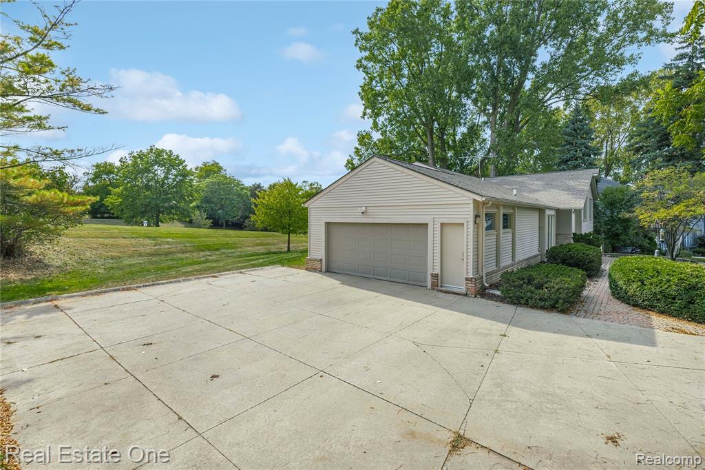 4261 Lakeridge Court, Bloomfield Hills, MI 48302 — Photo 59