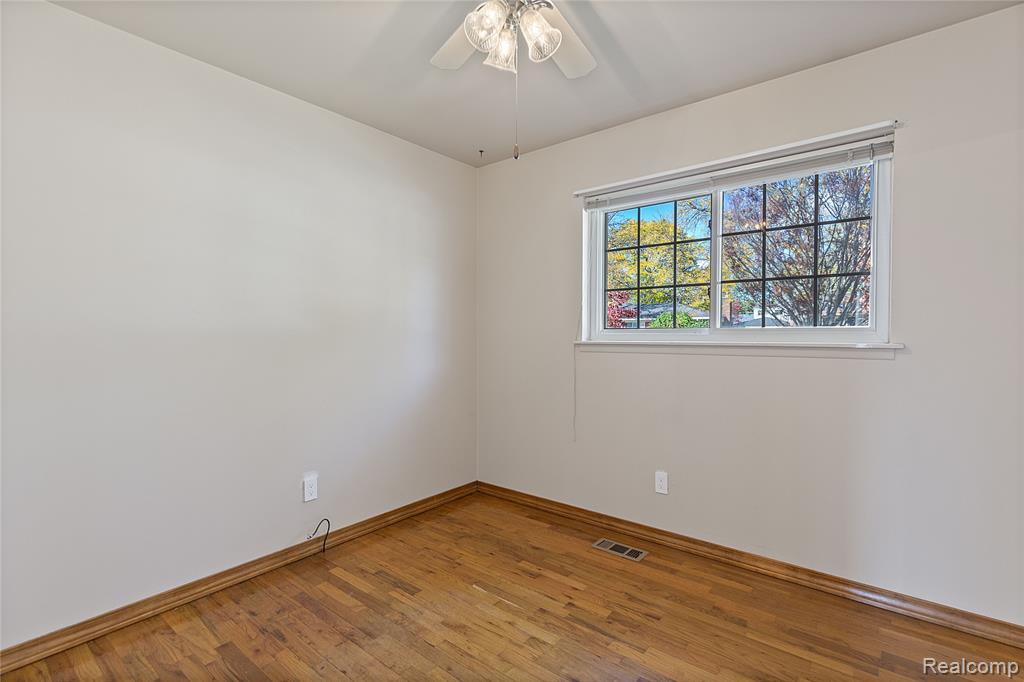 922 Canterbury Drive, Madison Heights, MI 48071 — Photo 16