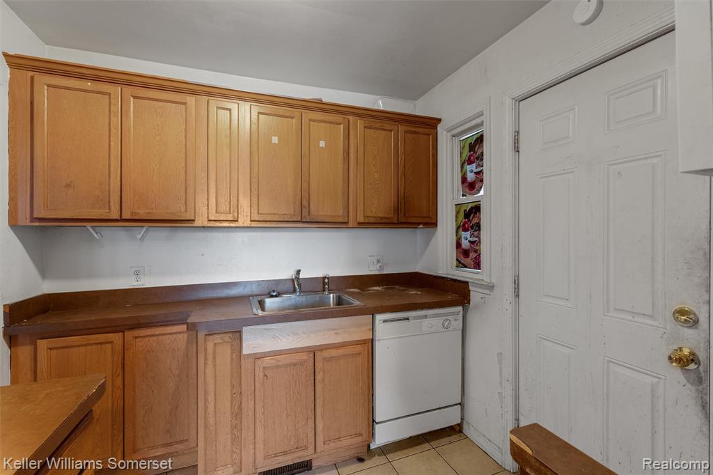 19239 Beaconsfield Street, Harper Woods, MI 48225 — Photo 7