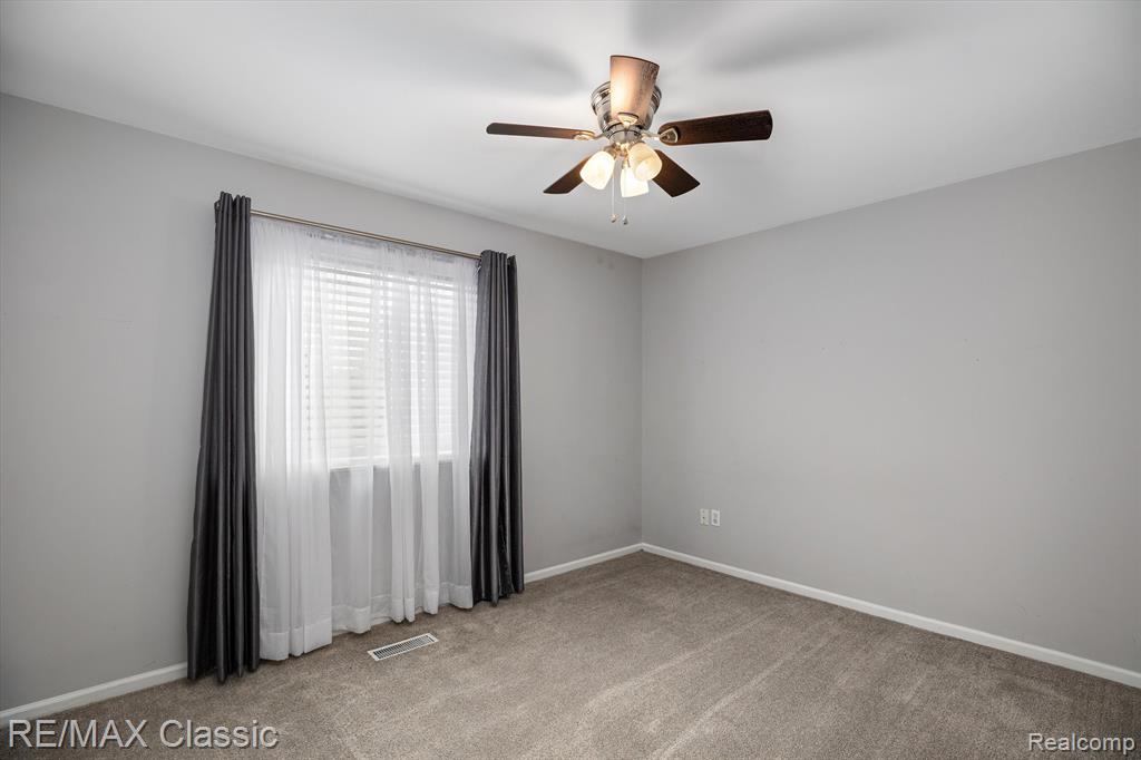 916 VILLAGE Way, South Lyon, MI 48178 — Photo 24