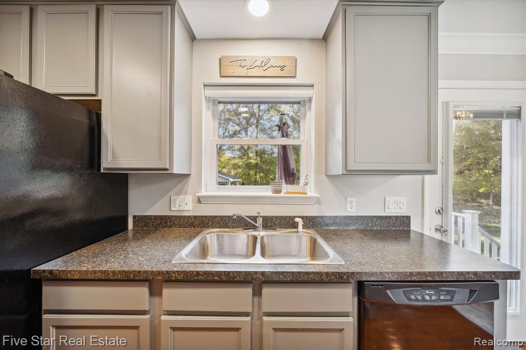 490 CLAYBURN Boulevard, Waterford, MI 48327 — Photo 17