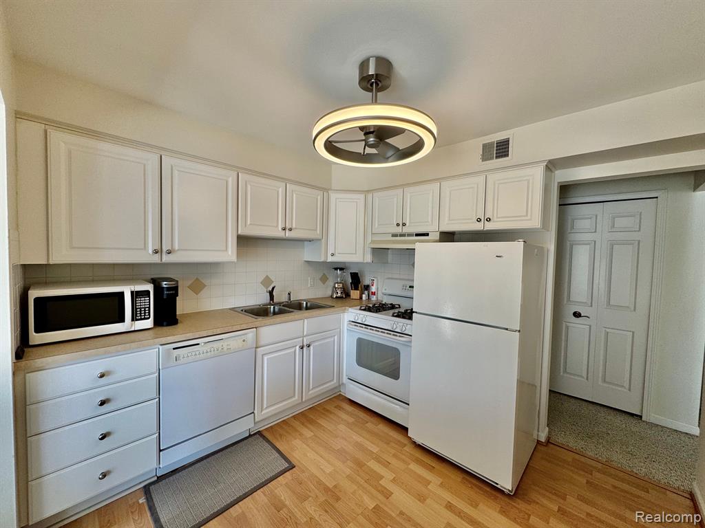 488 FOX HILLS Drive S, Bloomfield Hills, MI 48304 — Photo 9