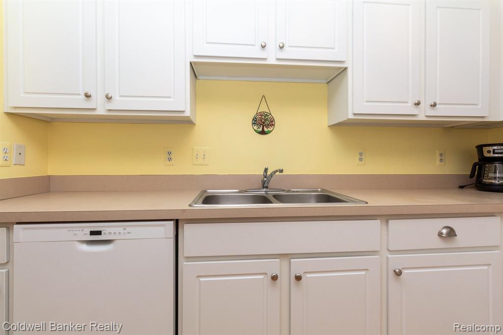 16962 FARMINGTON Road, Livonia, MI 48154 — Photo 13