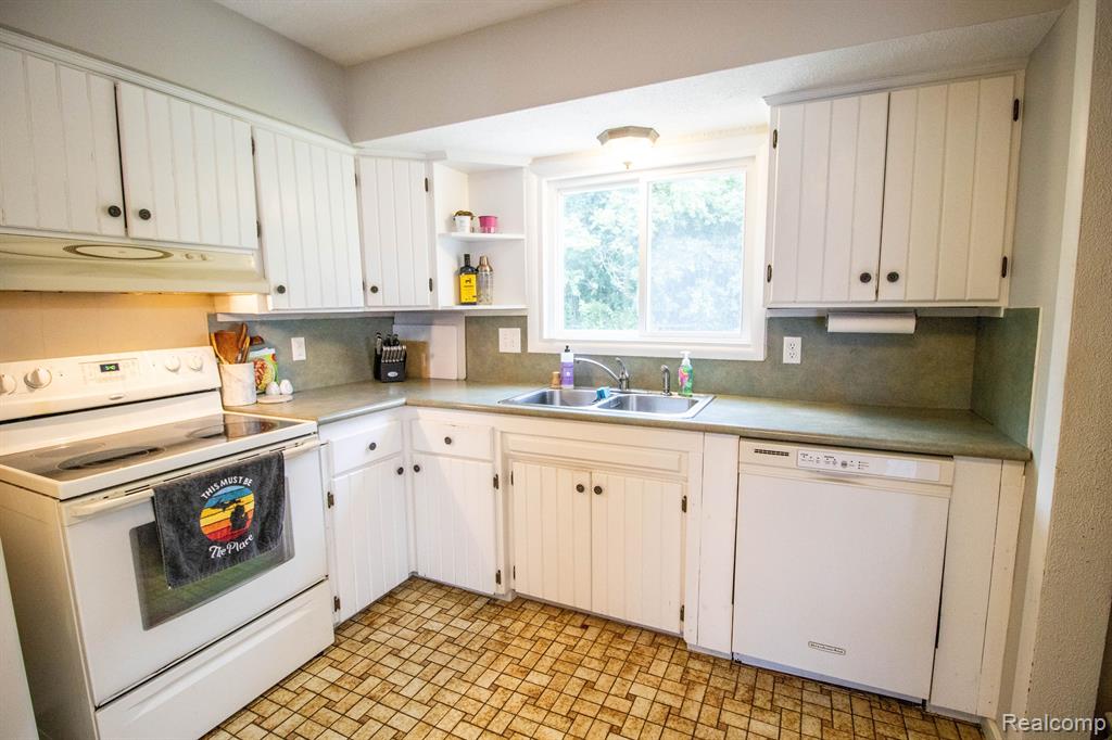 5369 Devon Court, Flint, MI 48532 — Photo 8