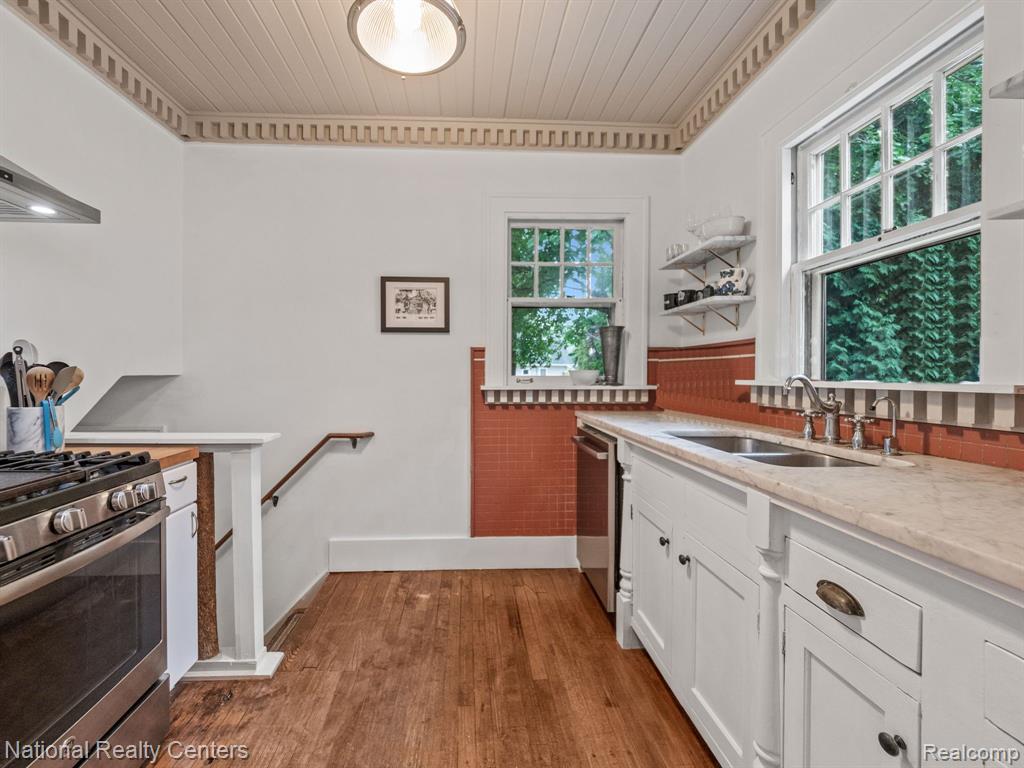 44 DEVONSHIRE Road, Pleasant Ridge, MI — Photo 11