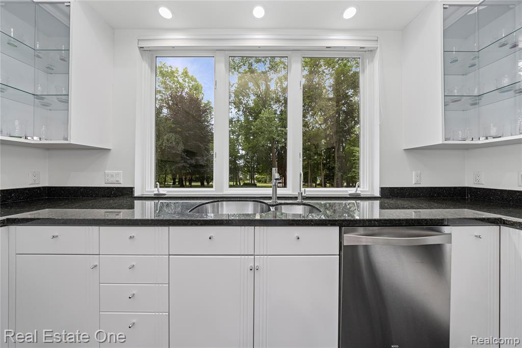 6570 Alden Drive, West Bloomfield, MI 48324 — Photo 13