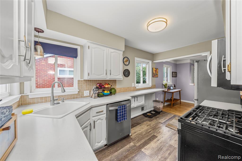 9939 Deering Street, Livonia, MI 48150 — Photo 11