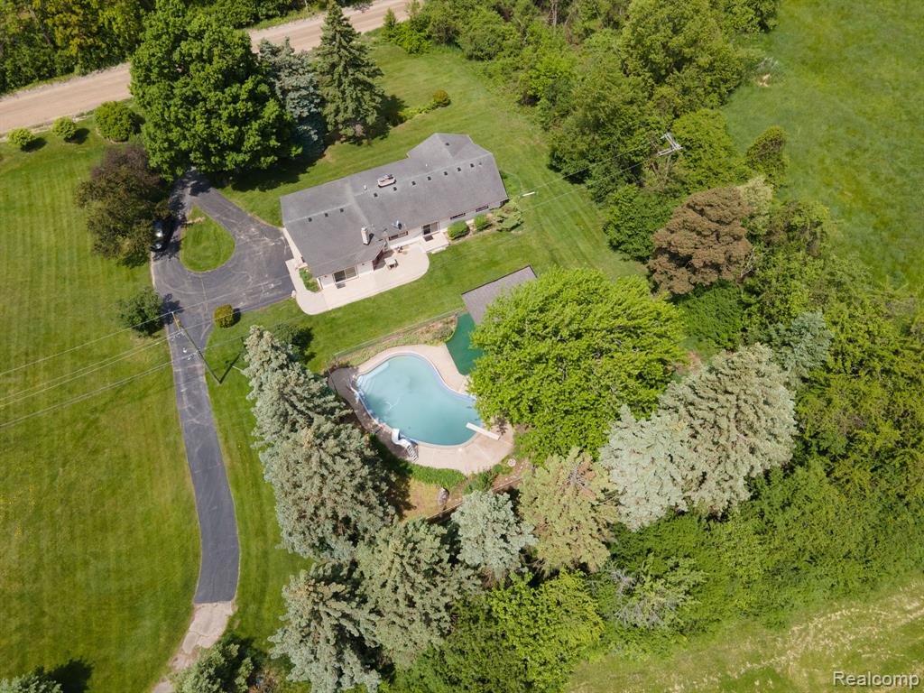 5871 Brewster Road, Rochester Hills, MI 48306 — Photo 45