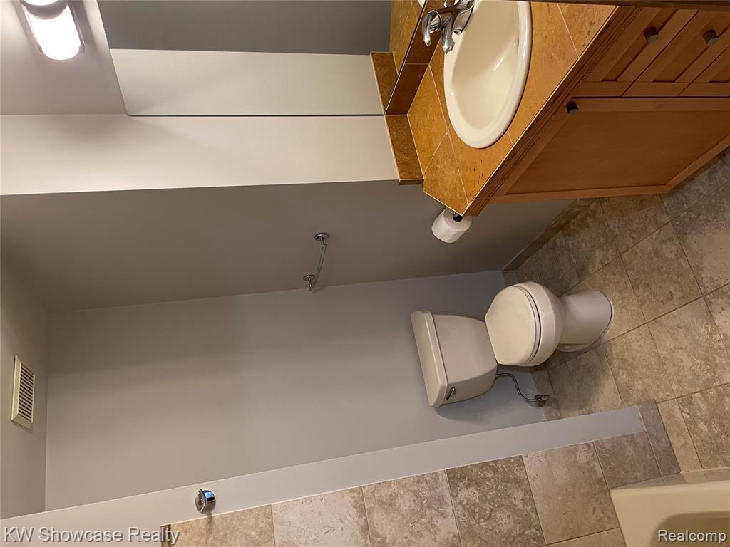 527 E University Drive, Rochester, MI 48307 — Photo 12