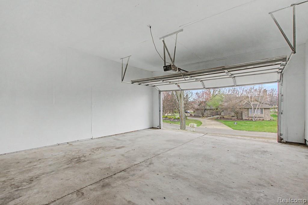 5394 Pond Bluff Drive, West Bloomfield, MI 48323 — Photo 39