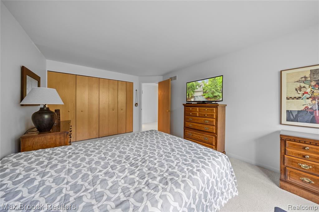 4933 Woodcliff Hill Road N, West Bloomfield, MI 48323 — Photo 23
